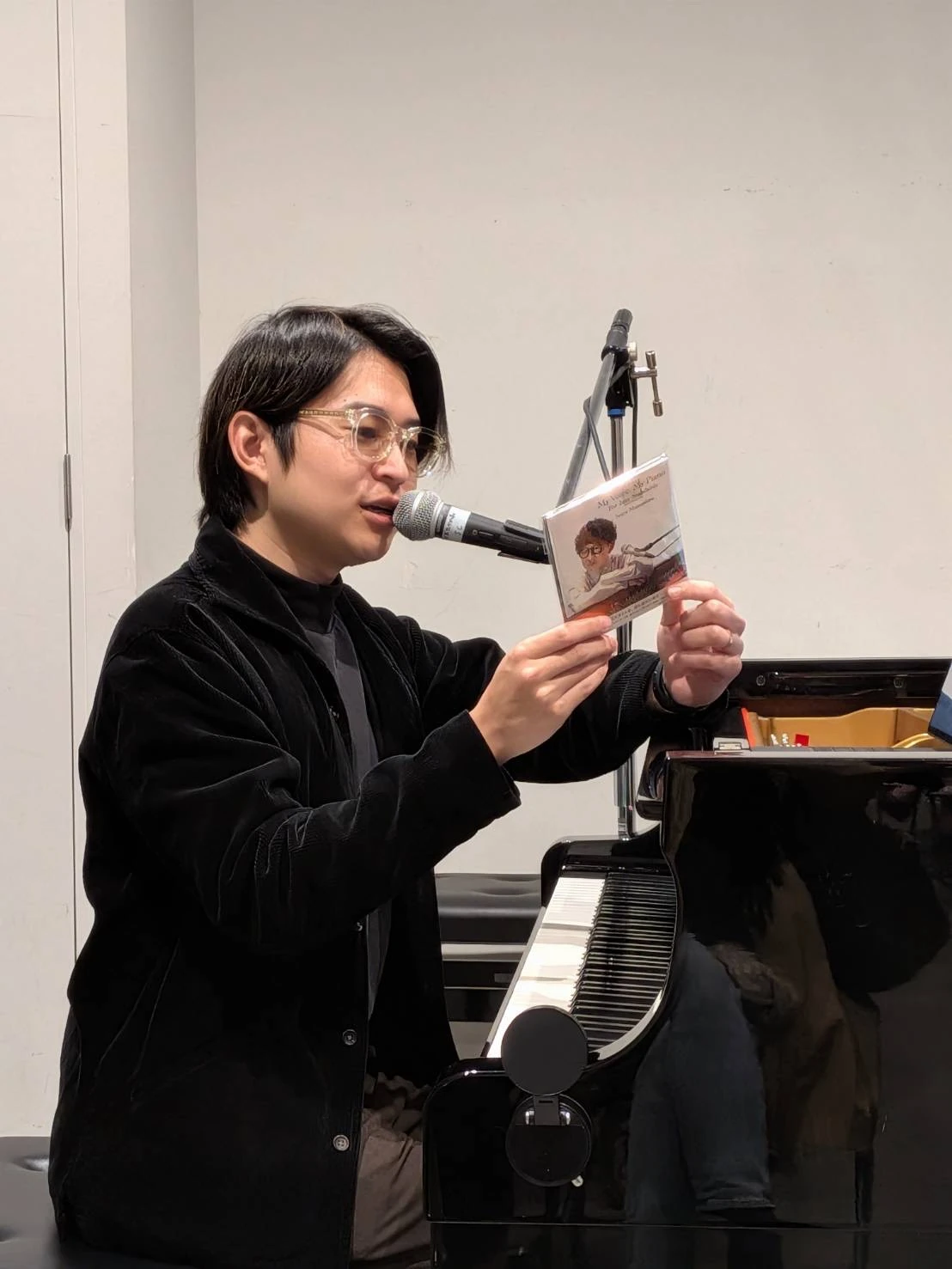 演奏中にCDを紹介する松下聖哉